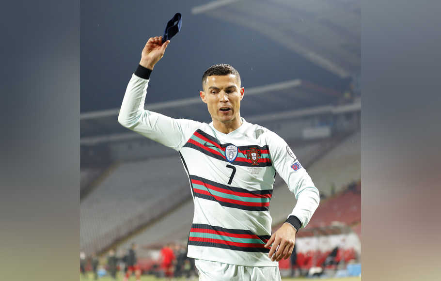 Ban Kapten yang Dibuang Ronaldo Dilelang Rp 1 M untuk Membantu Operasi Bayi