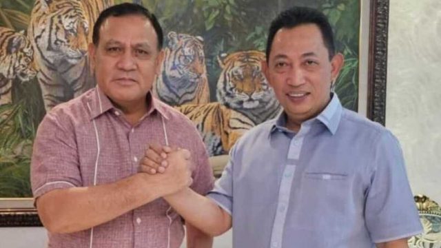 Firli Bahuri Sebar Foto Bareng Kapolri, Tersenyum lalu Salam Komando