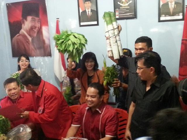 Pedagang dan Mahasiswa Antar Abu Bakar Ambil Formulir Calon Wakil Walikota