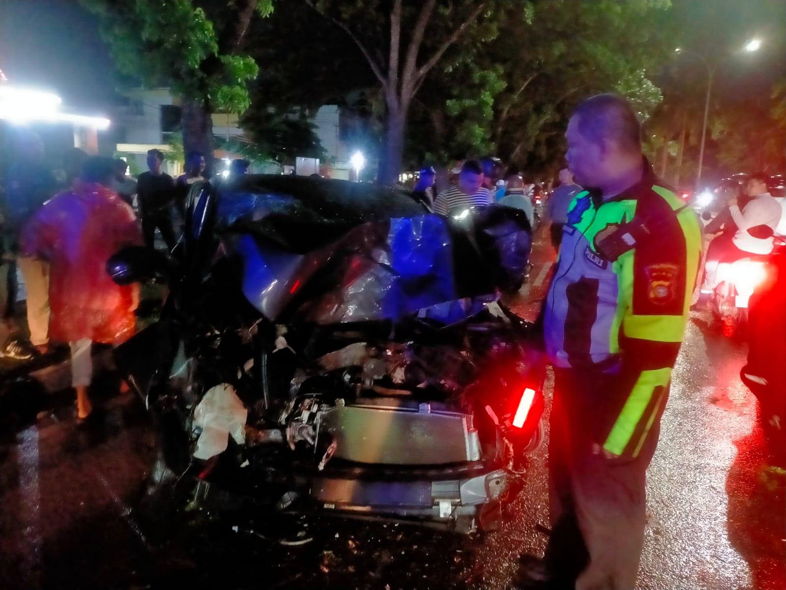 Laju Kencang di Jalan Licin, Honda HR-V Hantam Pohon di Pekanbaru