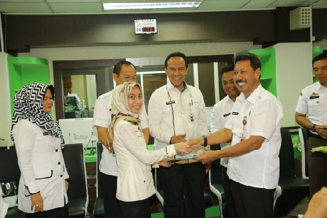 Memotifasi Kinerja, Plt Walikota Serahkan Reward Pegawai Terbaik