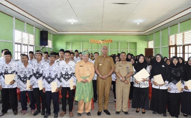 Penjabat Bupati Inhil Serahkan SK Guru Honorer se-kecamatan Keritang