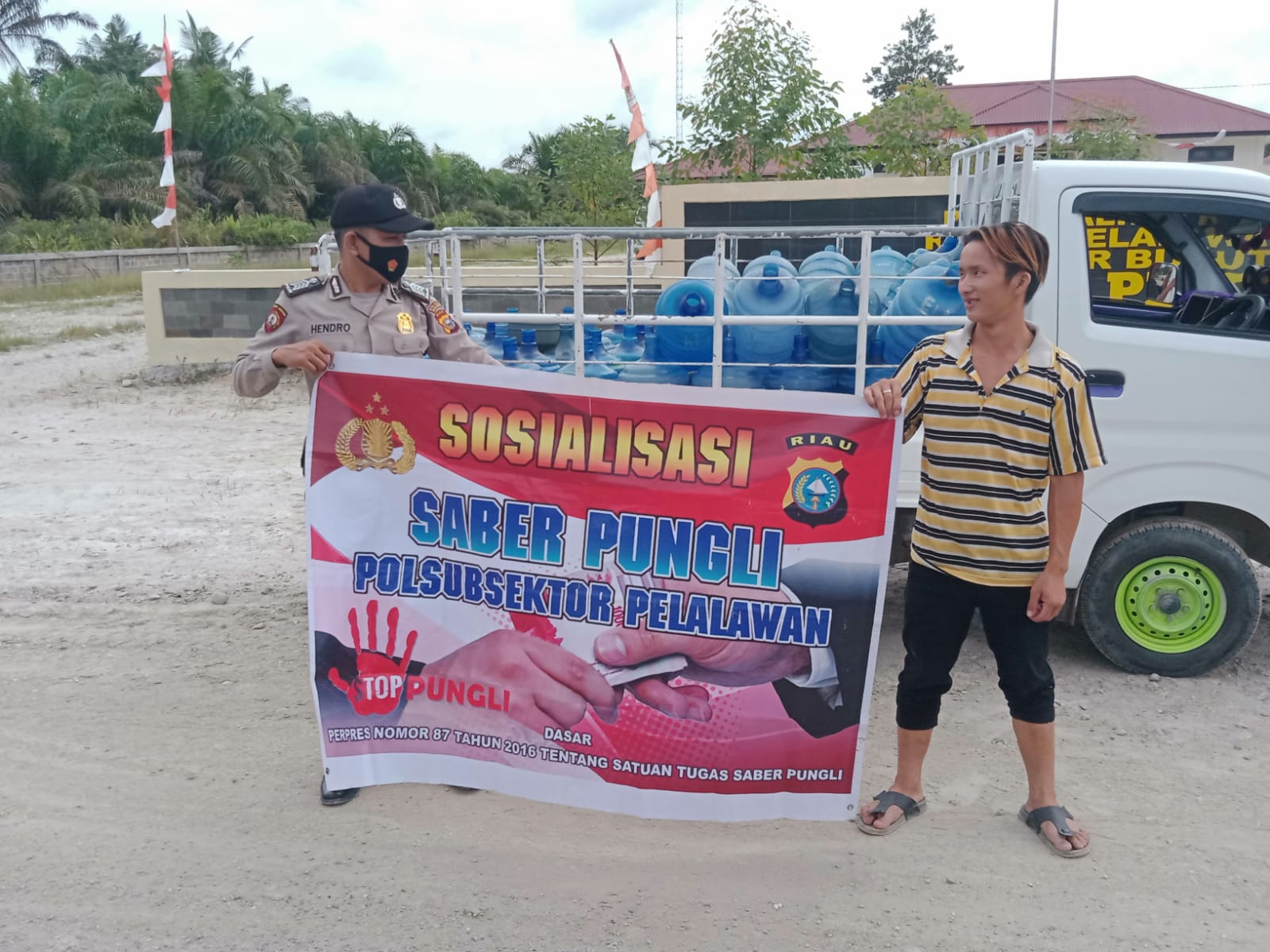 Bentangkan Spanduk, Polsubsektor Pelalawan Sosialisasikan Saber Pungli kepada Pengguna Jalan