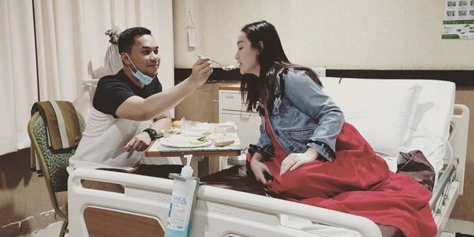 Romantis Sirajuddin Mahmud Temani dan Suapi Zaskia Gotik yang Jatuh Sakit