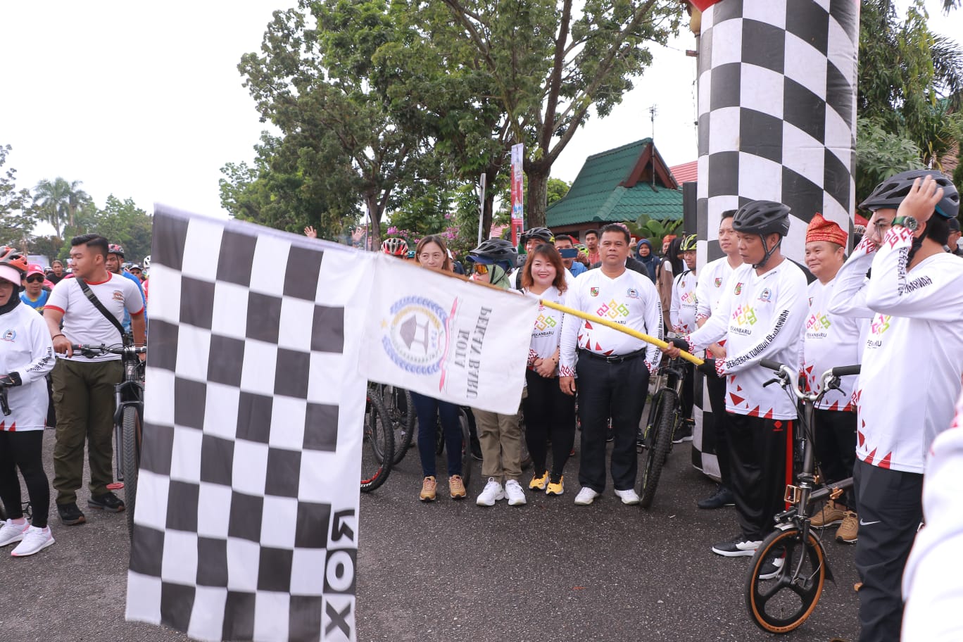 Diikuti Pesepeda Malaysia, Pj Walikota Lepas Ribuan Peserta Fun Bike