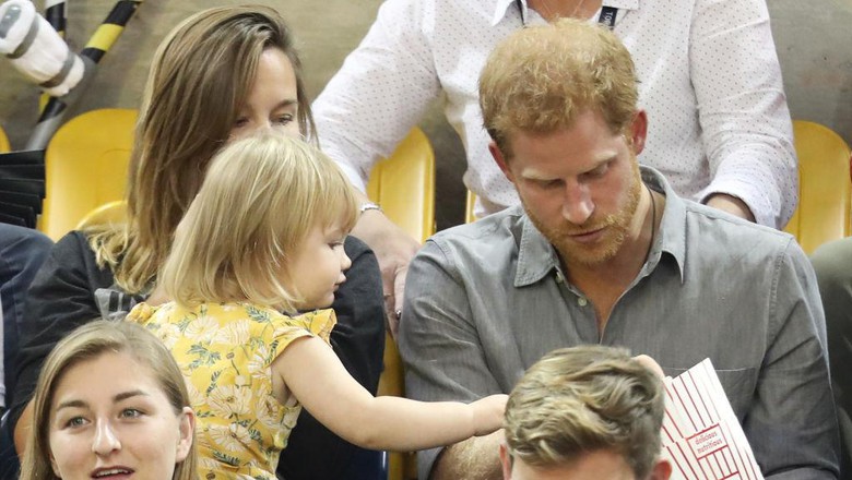 Ini Vidio Respons Pangeran Harry Saat Ada Balita yang Ambil Popcorn-nya