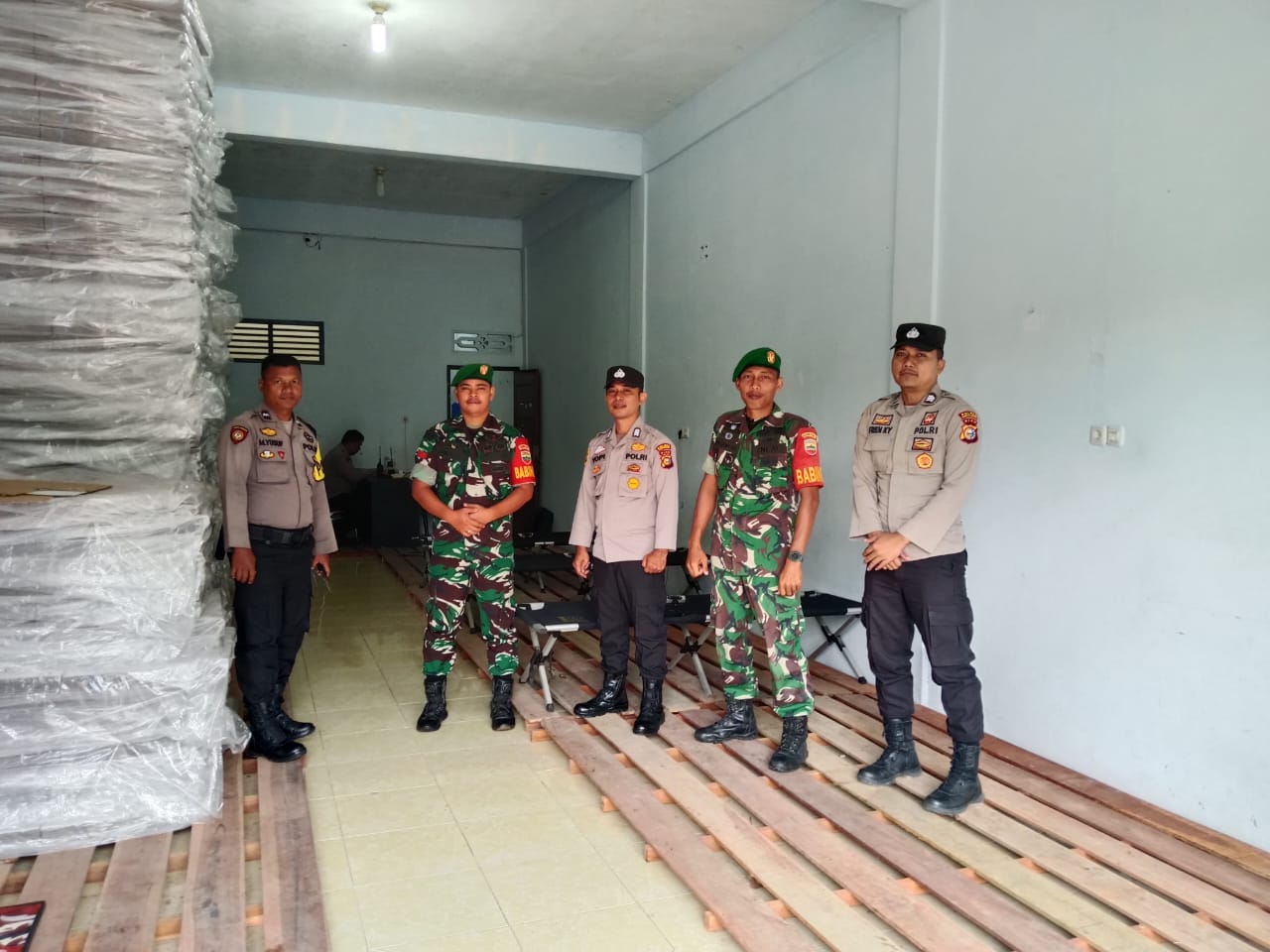 Polres Kuansing dan TNI Bersinergi Amankan Gudang Logistik KPU dalam Rangka Operasi Mantap Praja Lancang Kuning 2024