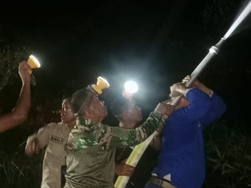 Lahan Kosong Belakang Rumah Warga di Inhu Terbakar, Babinsa Pematang Reba Padamkan Api
