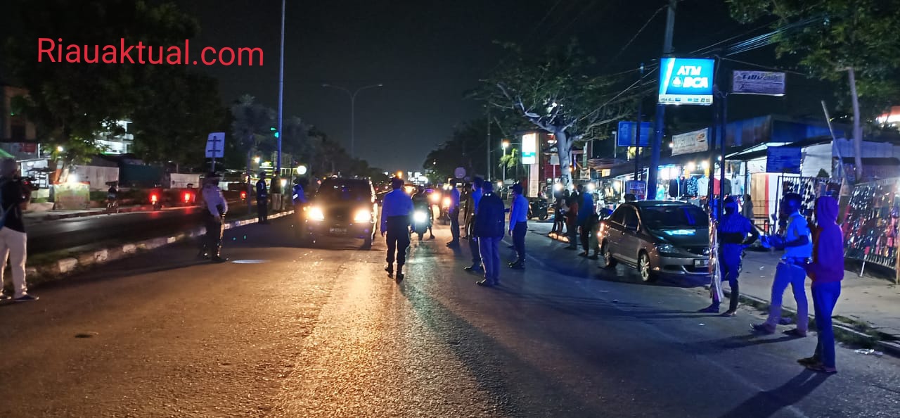 Delapan Warganya Positif Covid-19, Suasana Malam di Kecamatan Tampan, B aja!
