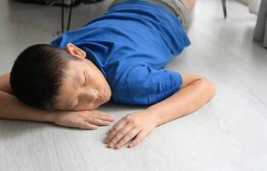 3 Bahaya Mengerikan Ini Akan Kamu Rasakan Jika Sering Tidur Dilantai