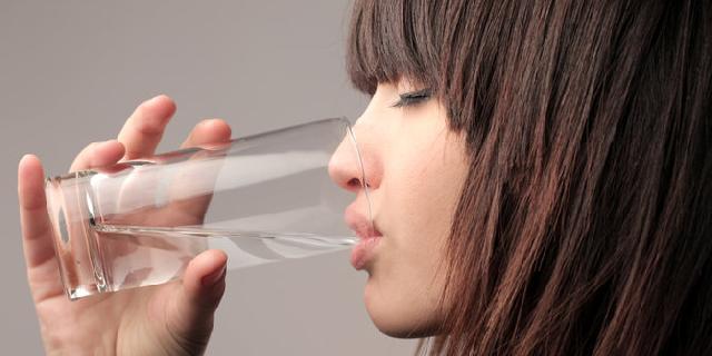 Minum air putih, cara jitu basmi lingkaran hitam bawah mata