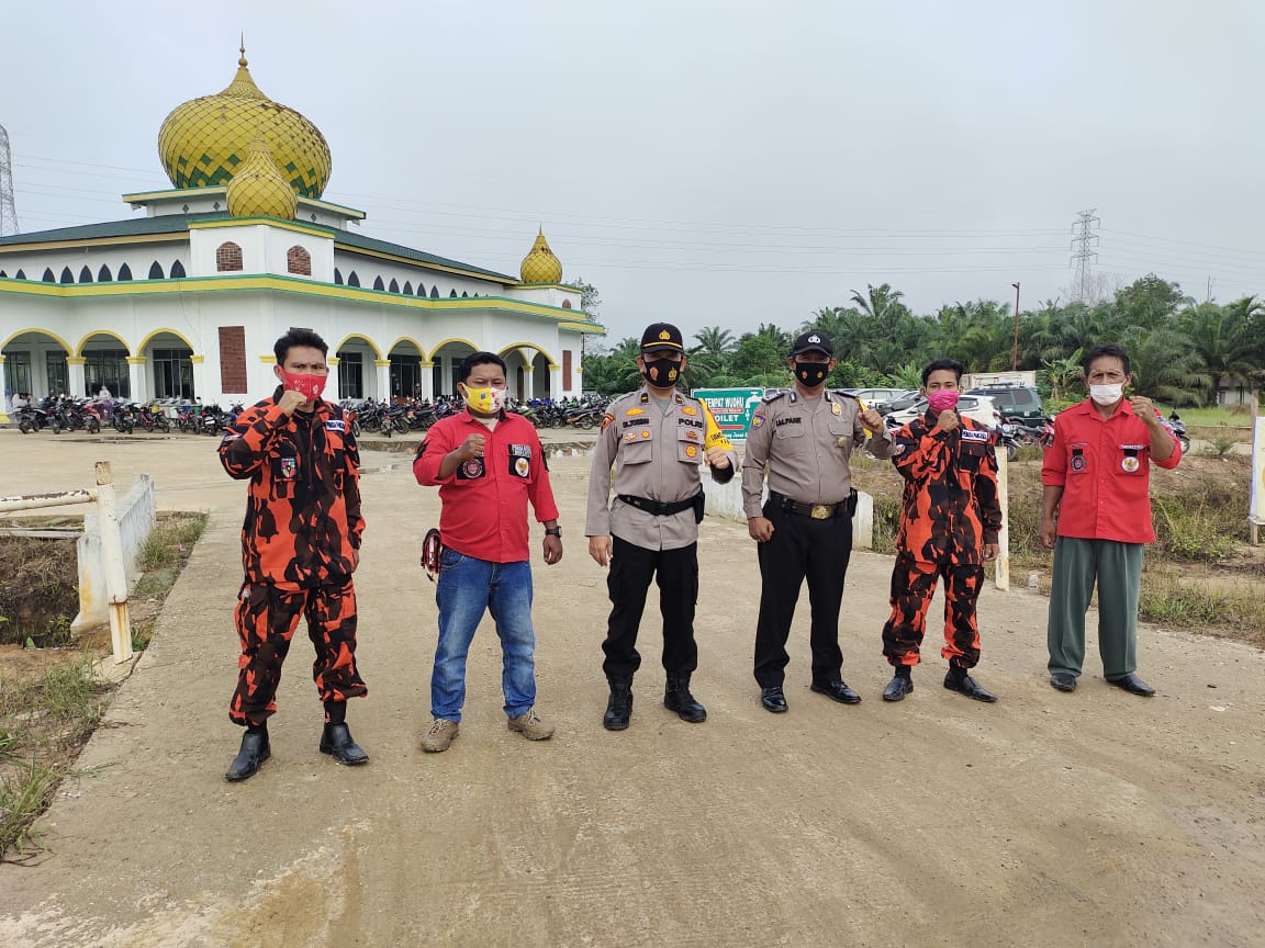 Sembari Pengamanan Sholat Idul Fitri, Kapolsek Ukui Himbau Jemaah Menerapkan Protokol Kesehatan