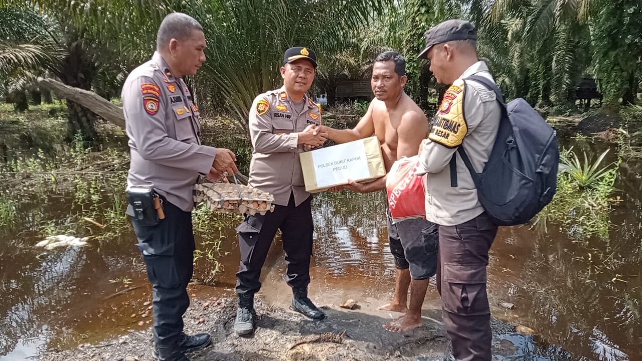 Polsek Bukit Kapur Bagikan Sembako ke Lansia, Jaga Kamtibmas Jelang Pemilu