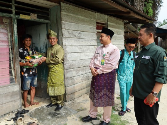 Kadis Kominfo Siak Serahkan Bantuan Sembako ke Warga Kurang Mampu
