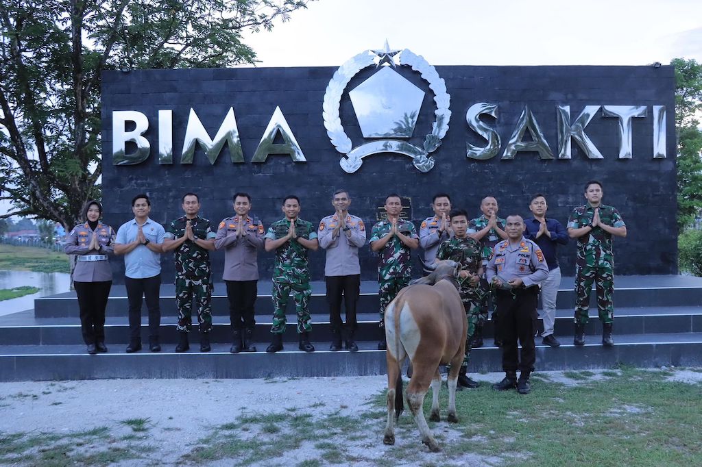 Perkuat Sinergitas, Kapolres Kampar Serahkan Hewan Kurban ke Yonif 132/BS