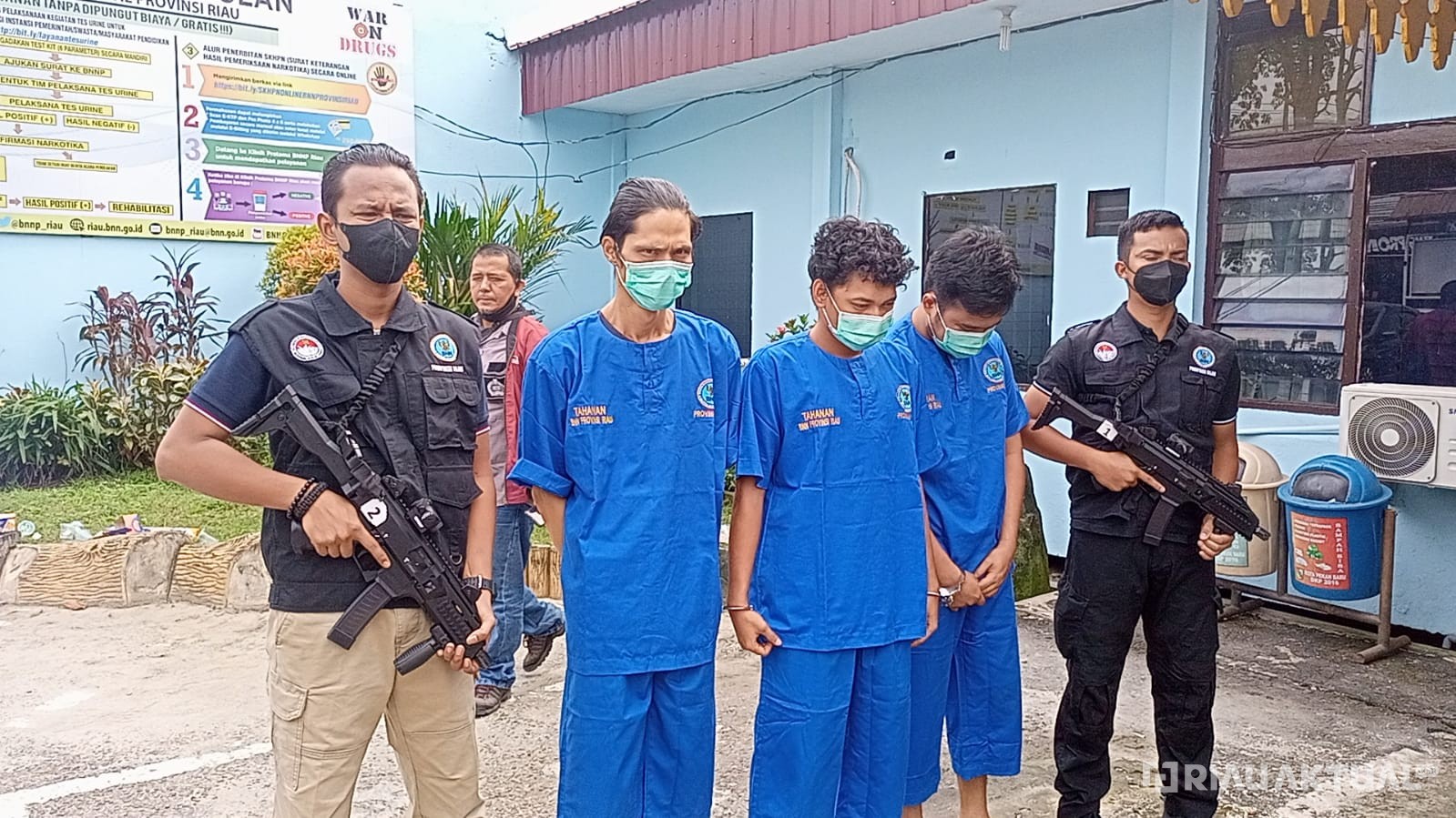 BNNP Riau Ringkus 3 Pengedar, 5 Bungkus Besar Sabu dan Ekstasi Disita