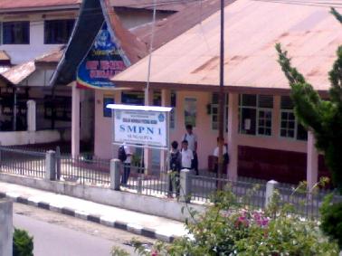 SMP Negeri 1 Sungai Pua Gelar Puisi Oktober