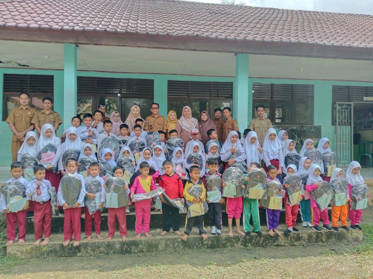 Pemerintah Desa Koto Inuman Salurkan Beasiswa untuk Dua Sekolah Dasar