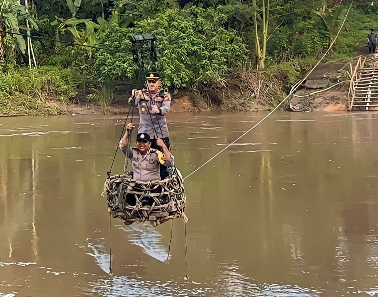 Polisi di Rohul Pakai 'Keranjang Terbang' Demi Sosialisasi Pemilu Damai
