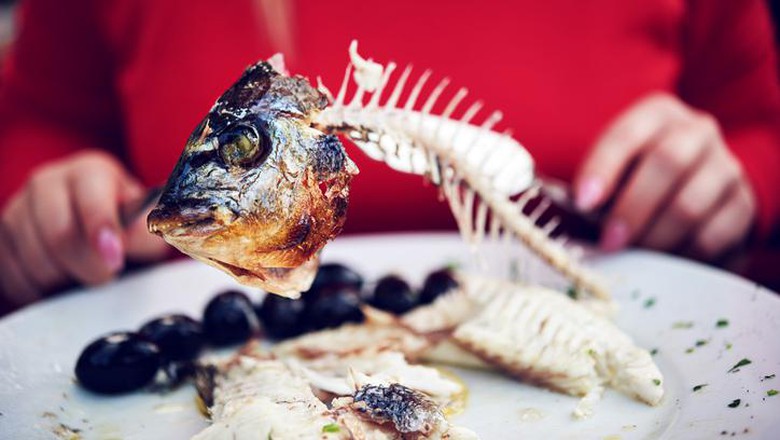 Mengatasi Duri Ikan yang Nyangkut di Kerongkongan Anak