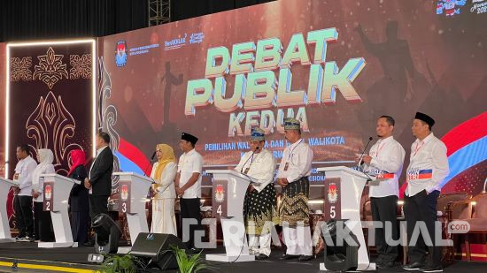 Lima Paslon Walikota Pekanbaru Kompak Pakai Baju Bernuansa Putih dan Hitam di Debat Publik Kedua
