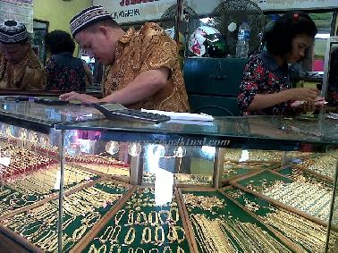 Harga Emas di Kota Pekanbaru Terjun Bebas