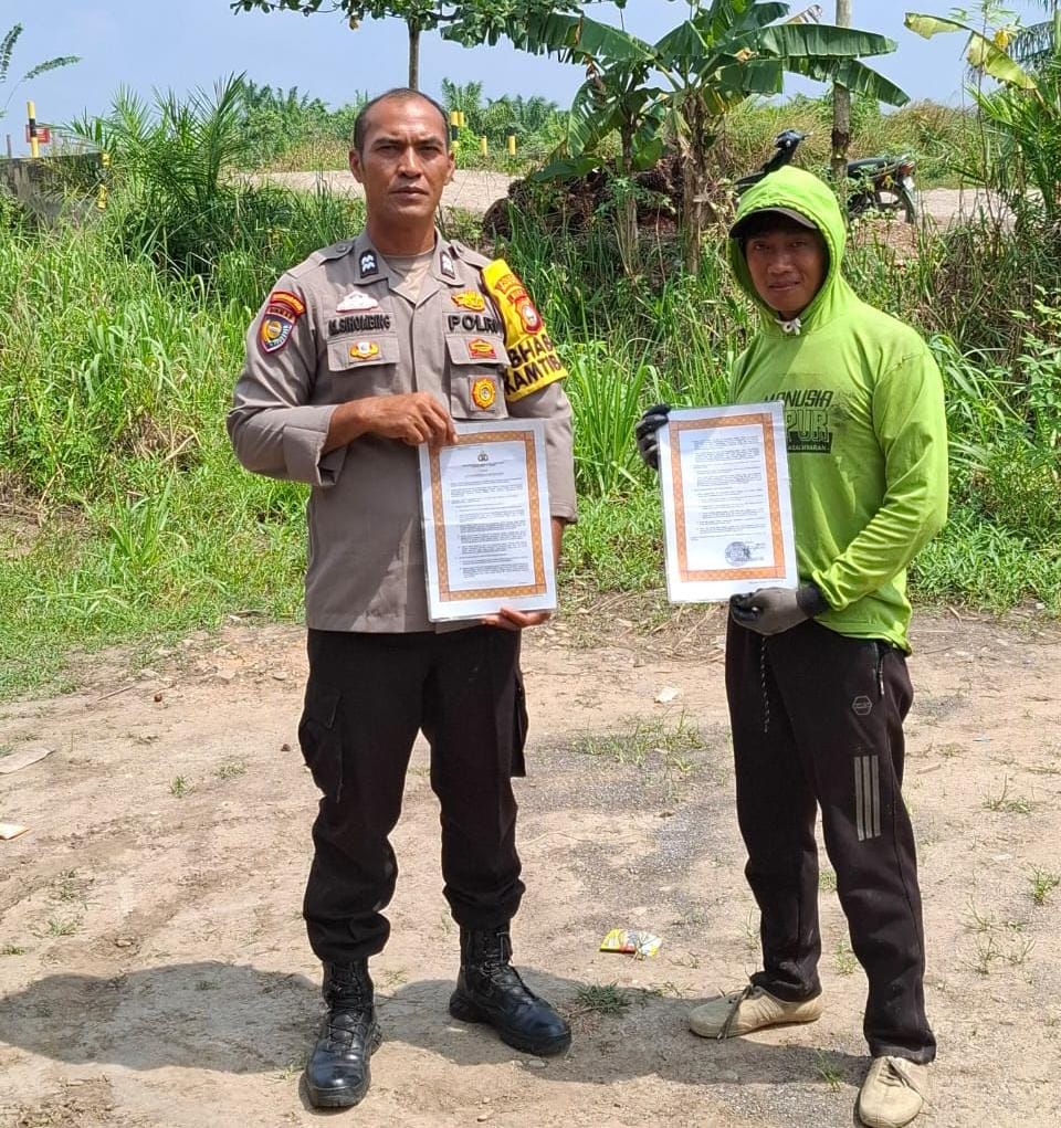 Cegah Karlahut, Bhabinkamtibmas Sosialisasi Bahaya Bakar Lahan di Bangko Makmur