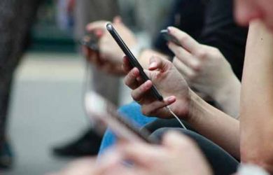 Apa Benar Kelamaan Main Handphone Bisa Mengakibatkan Tubuh Menjadi Lumpuh?