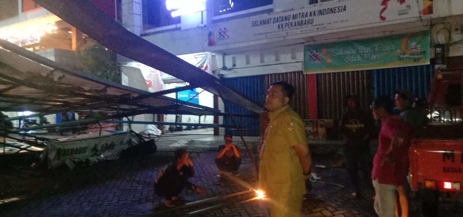 Angin Kencang dan Hujan Deras, Tiang Reklame Patah Timpa Dua Mobil