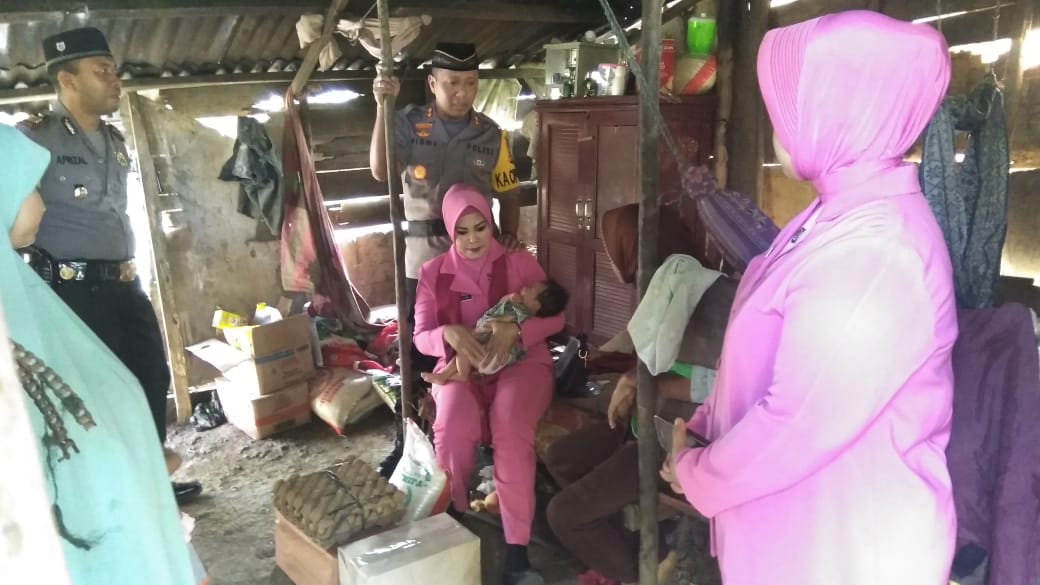 Jenguk Keluarga Eva Yuliana, Kapolres Kuansing Berikan Bantuan Sembako dan Uang Tunai