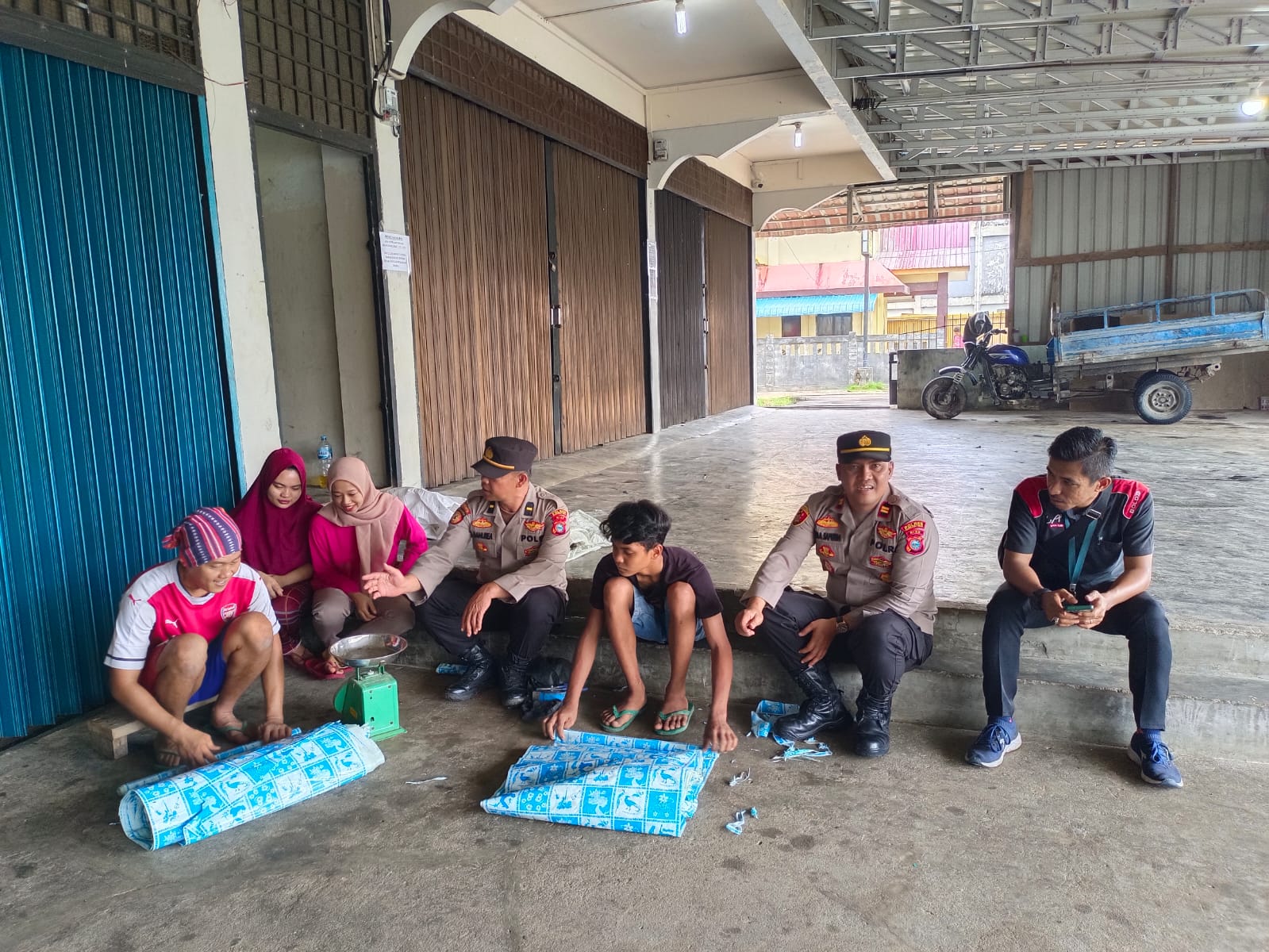 Polsek Pulau Burung Sambangi Pekerja Toko Edukasi Pemilu Damai 2024