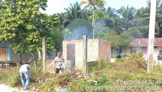 Interaksi dengan Warga, Anggota Polsek Langgam Persiapkan Pilkada Damai