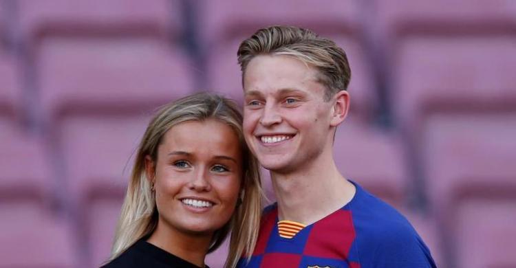 Mikky Kiemeney, Pamer Foto Menua