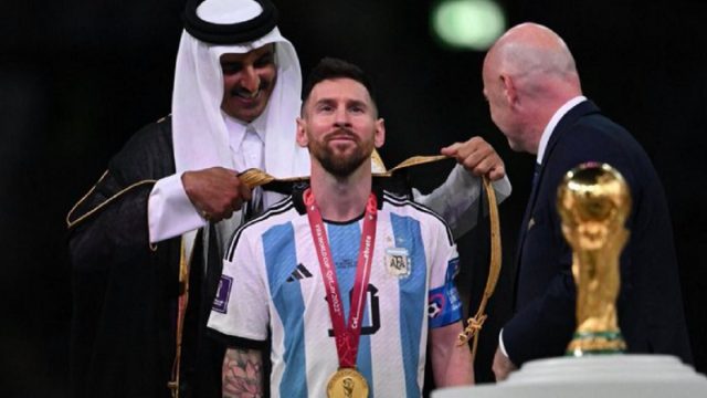 Dikenakan Saat Angkat Trofi Juara Piala Dunia 2022, Jubah Hitam Lionel Messi Ditawar Rp15,5 Miliar
