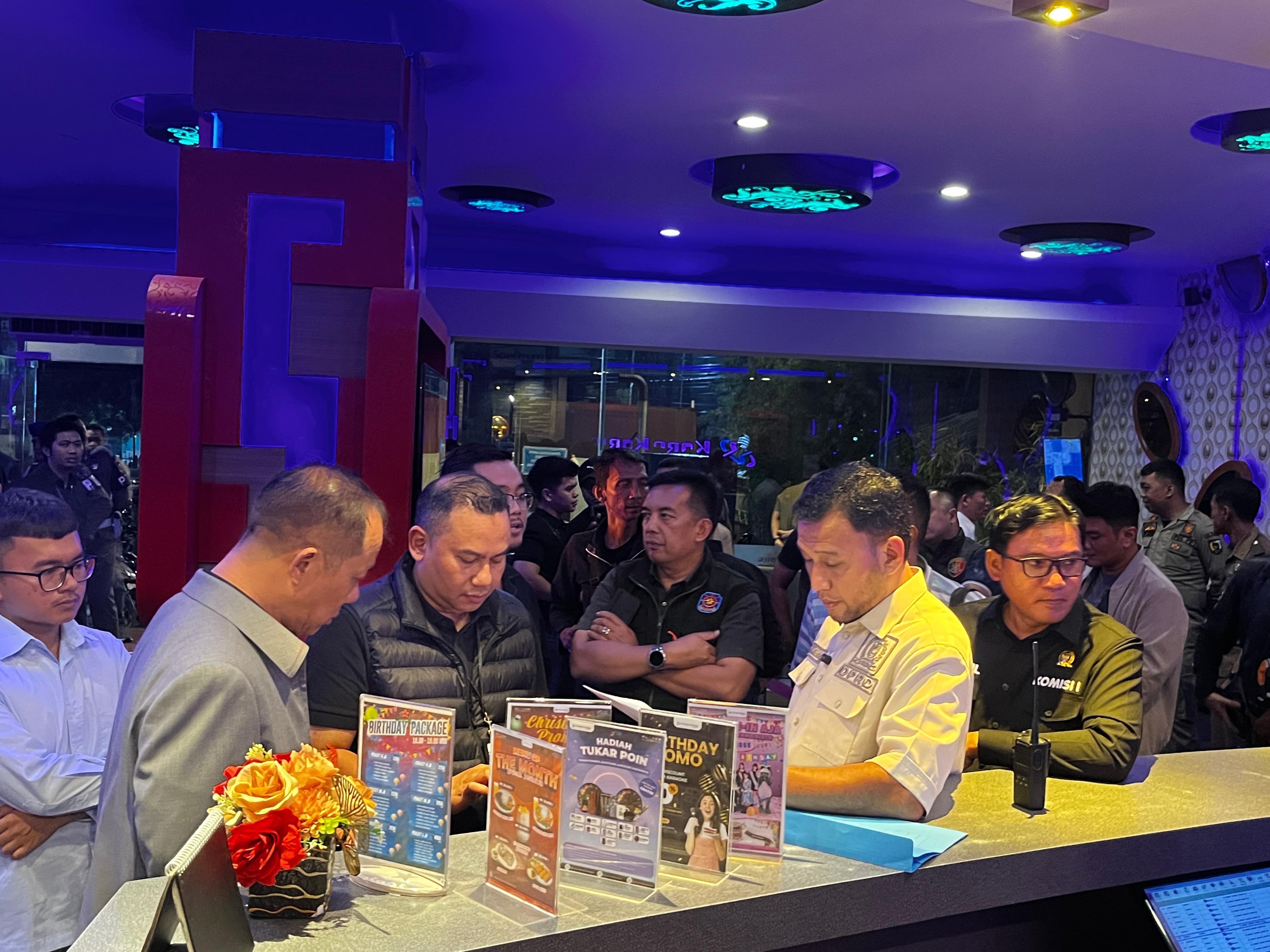 Razia Hiburan Malam, Satpol PP Pekanbaru Dapati Pengelola Langgar Izin Operasional Hingga Jual Minol