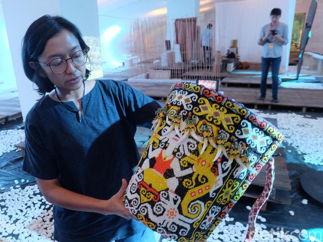 Uniknya Gendongan Bayi Suku Dayak Kenyah, Bermanik-manik Dan Ada Taring