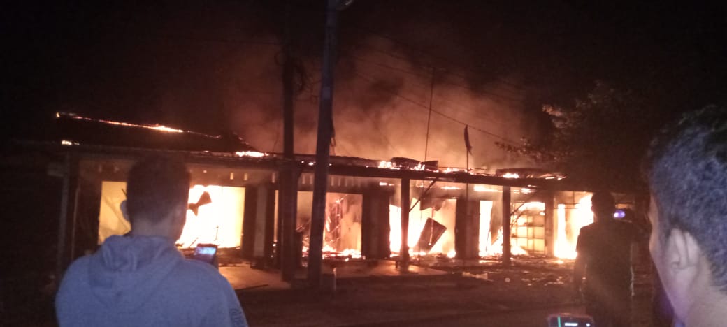 Api muncul Dari Plafon, 4 Kios dan 7 Rumah Petak di Pekanbaru Ludes