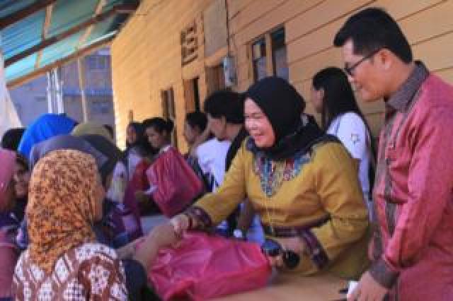 Istri Walikota Pekanbaru Bagikan 500 Paket Lebaran Kepada Warga Tambusai