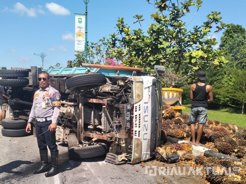 Truk ODOL Terguling di Jembatan Sultanah Latifah Siak, Dishub akan Bangun Portal