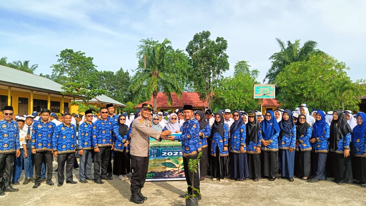 Polsek Bangko Pusako Tanam Pohon di Sekolah, Dukung Program Kapolda Riau 21 Ribu Pohon