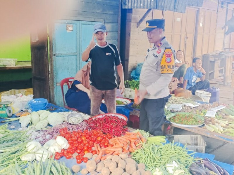 Jelang Pilkada, Polsek Tanah Merah Cek Ketersediaan Bahan Pokok di Pasar Kuala Enok