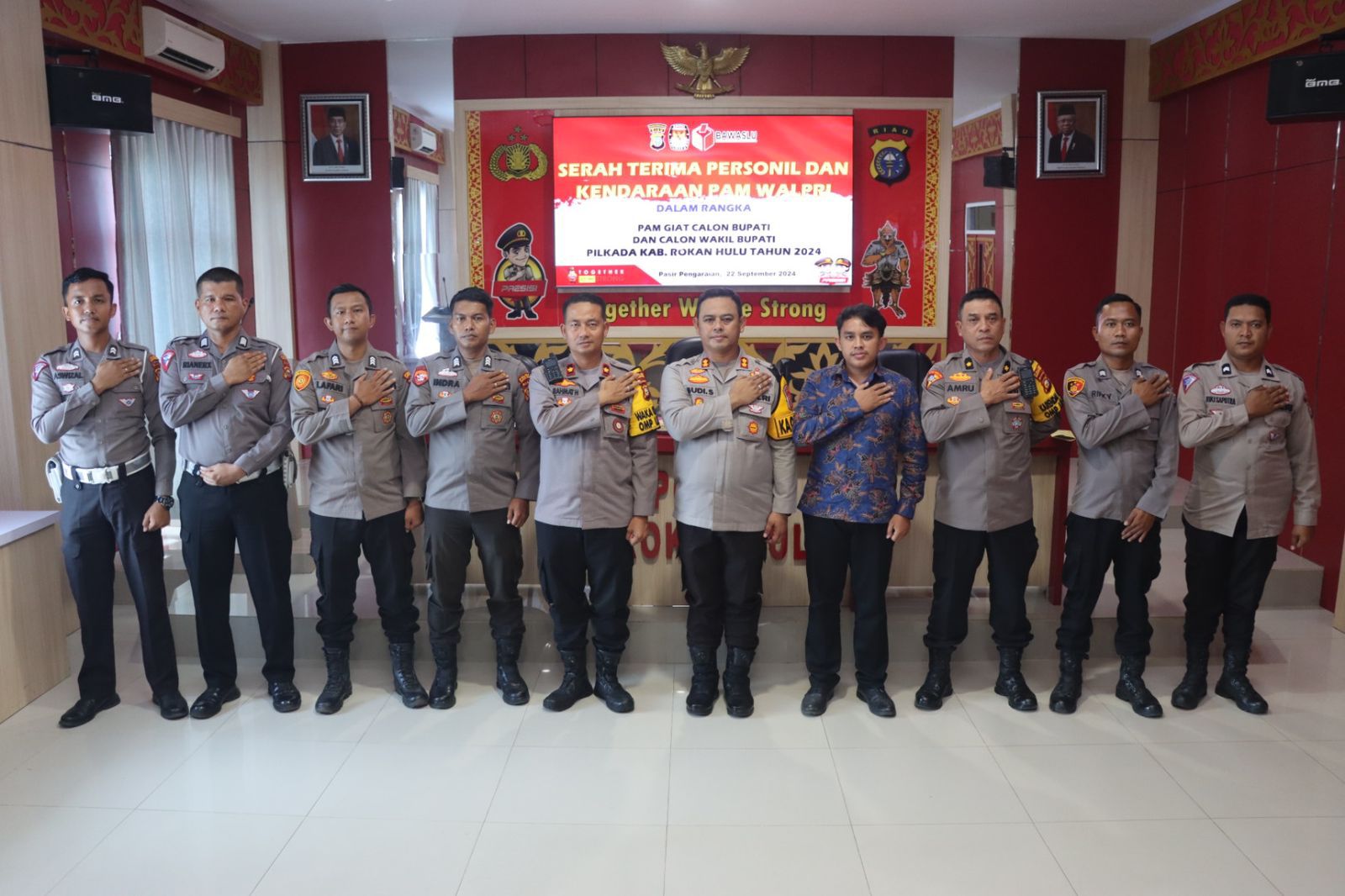 Kapolres Rohul Serahkan Personil Pengamanan Paslon Bupati-Wakil Bupati di Pilkada Rohul 2024