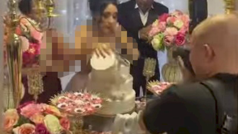 Duh! Pengantin Wanita Dibuat Malu, Kue Tar Raksasa Jatuh saat Ditiup, Ternyata Styrofoam