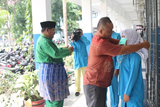 Karang Taruna Rumbai Bantu 1.000 Masker ke SMKN 7 Pekanbaru