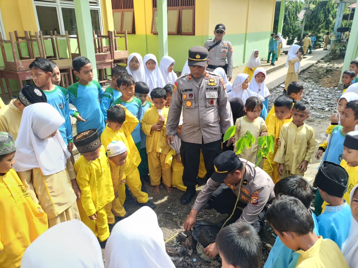 Polsek Bangko Pusako Tanam Pohon Bersama Siswa SD, Dukung Program Green Policing