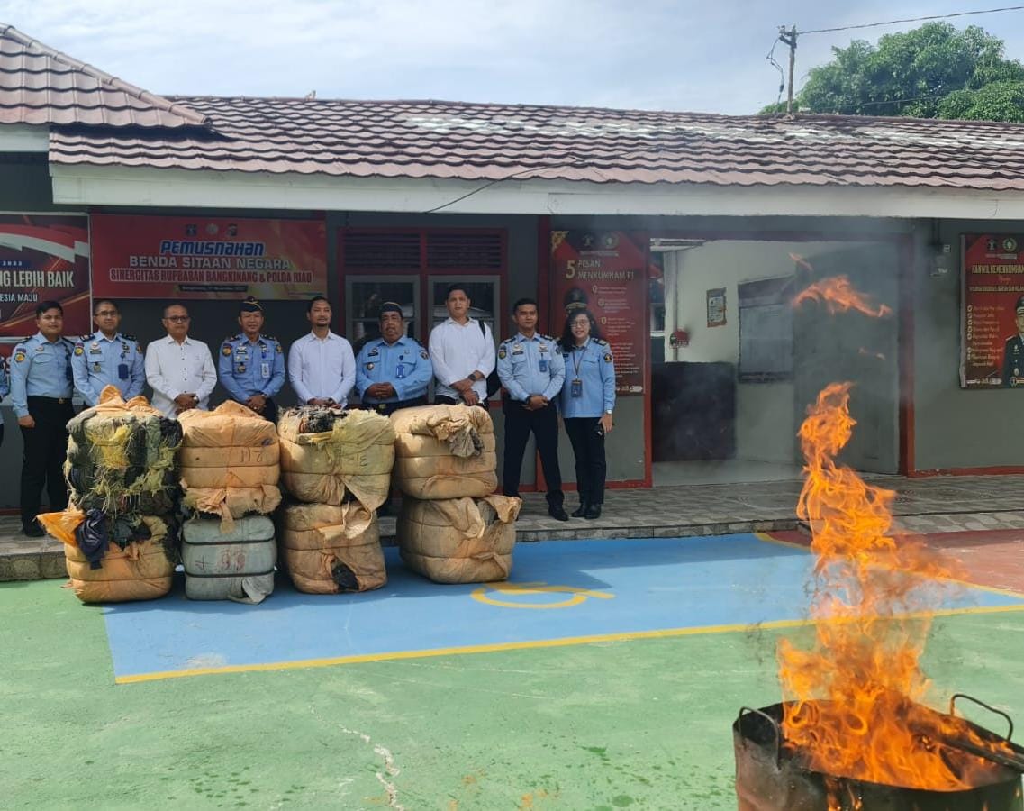 Rupbansan Bangkinang Musnahkan 1.184 Bal Pakaian Bekas dari Luar Negeri