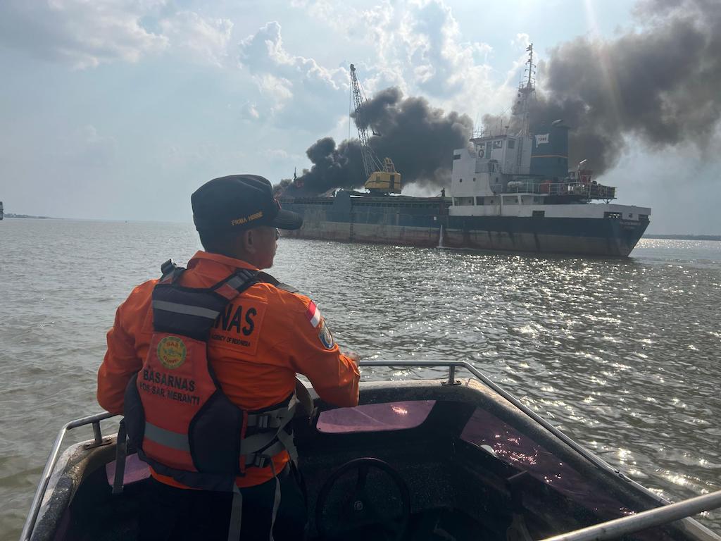 Kapal Tanker Terbakar di Perairan Kabupaten Meranti