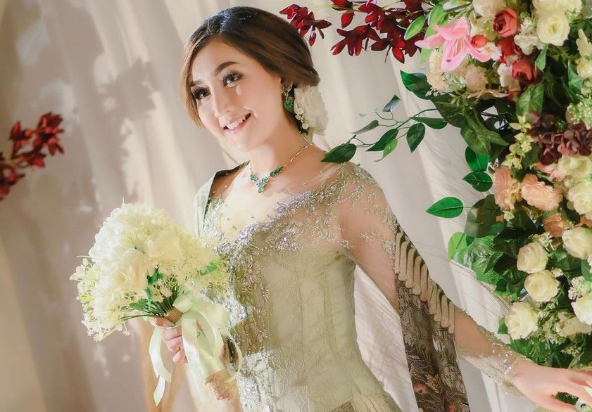 Pose Aduhai Pramugari Karina, Eloknya Sungguh Menggoda