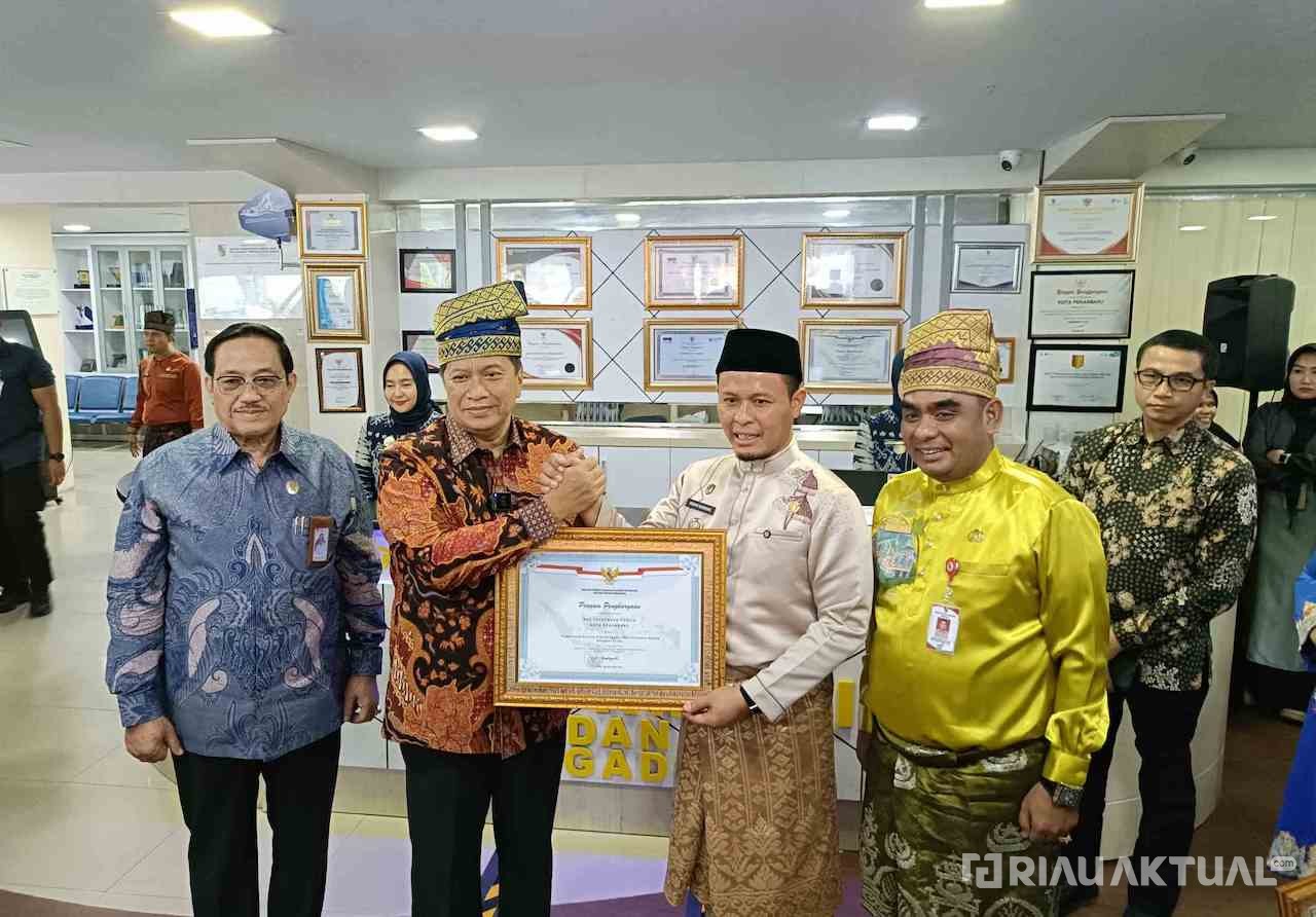 DPMPTSP Pekanbaru Kategori Pelayanan Prima, Wako Agung Terima Penghargaan dari Kemenpan-RB