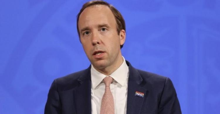 Affair Dengan Ajudan, Mantan Menkes Inggris Angkat Kaki Dari Rumah